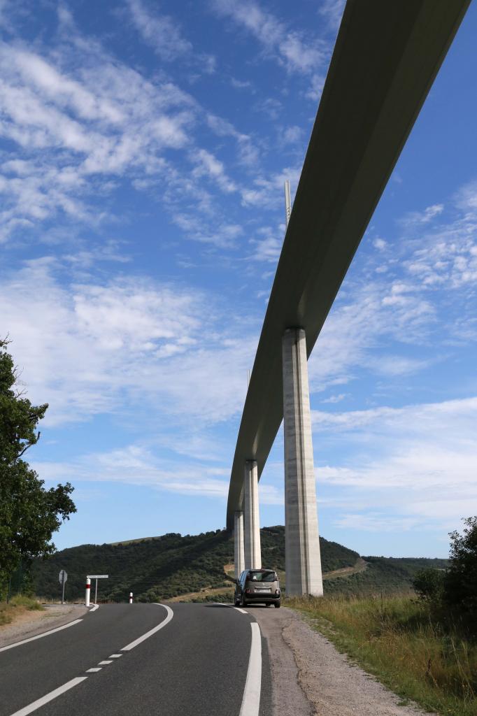 Un tablier, 7 pylônes d'acier et 85000 m3 de béton armé ...