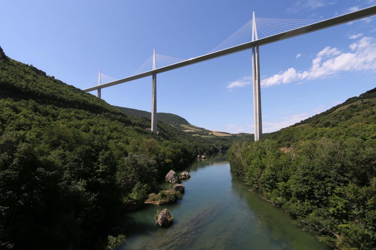 Un tablier, 7 pylônes d'acier et 85000 m3 de béton armé ...