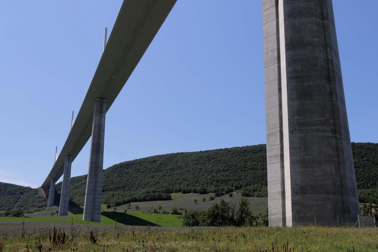 Un tablier, 7 pylônes d'acier et 85000 m3 de béton armé ...