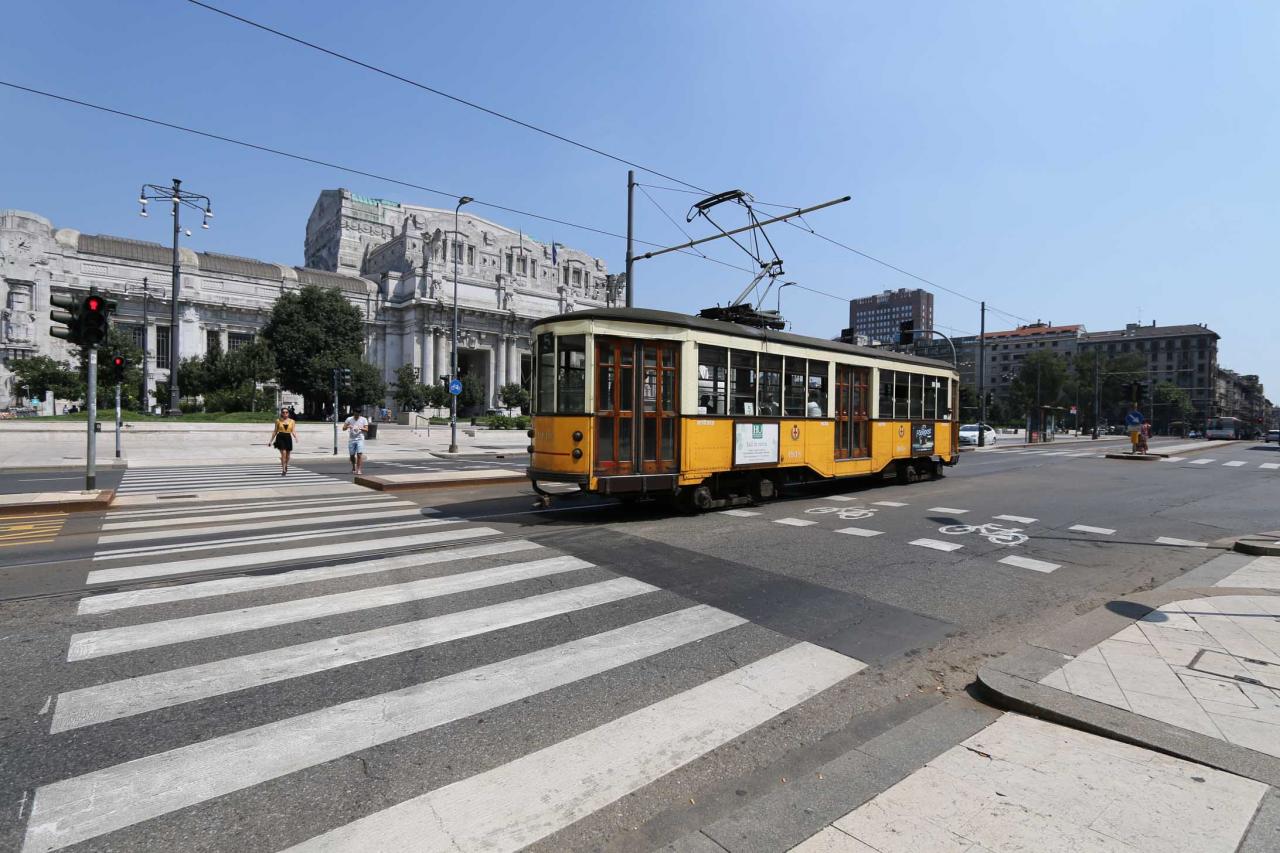 vieux tram devant la gare centrale de Milan