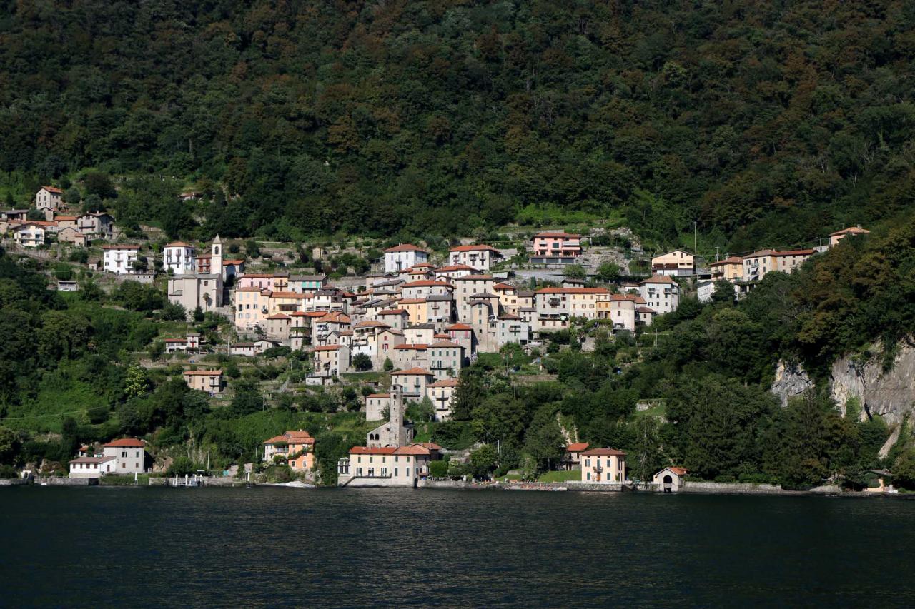 Les petits villages à flancs de montagne en fin d'après-midi