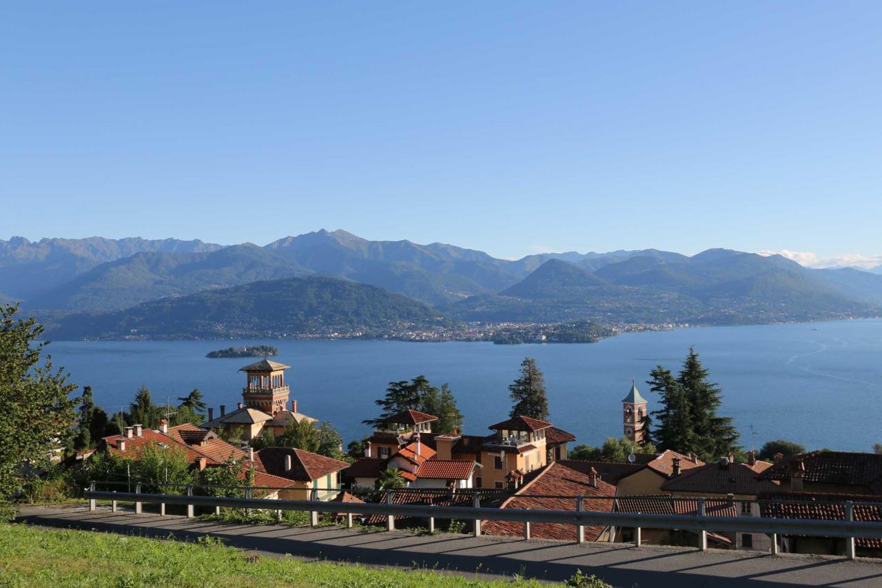 Vue sur Isola Madre et Intra_Verbania (en face de Stresa)