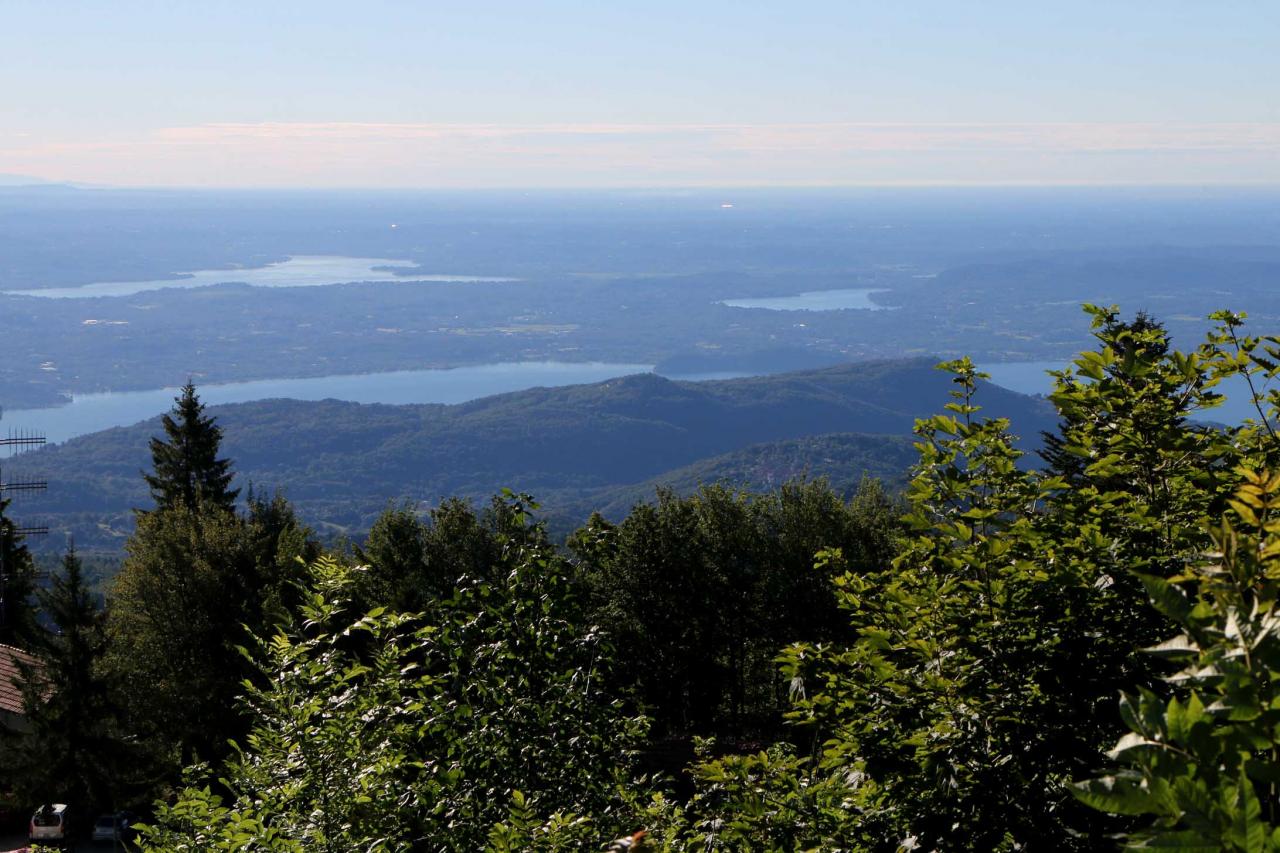 et de l'autre le lac Majeur et les 7 lacs qui l'entoure